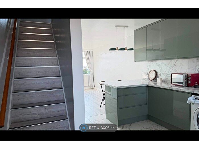 2 Bedroom Flat To Rent In Gouldman House, London, E1
