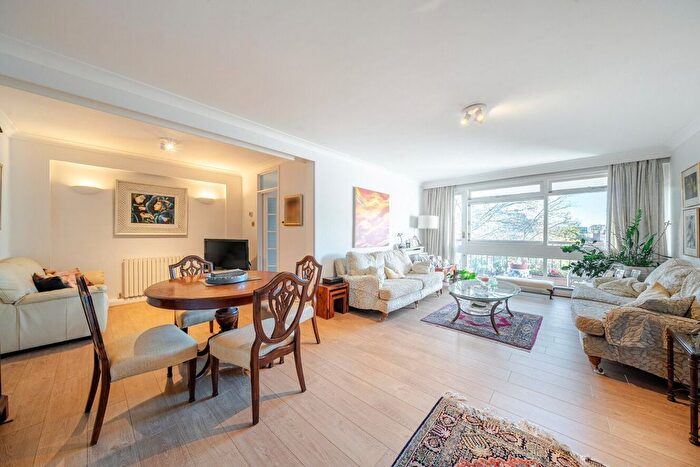 3 Bedroom Flat For Sale In Putney Hill, London, SW15