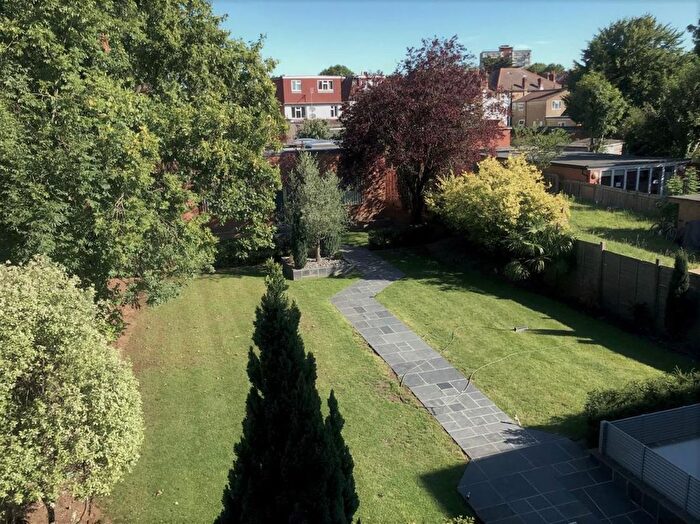 3 Bedroom Flat To Rent In Flat, Highview House, Queens Road, London, NW4