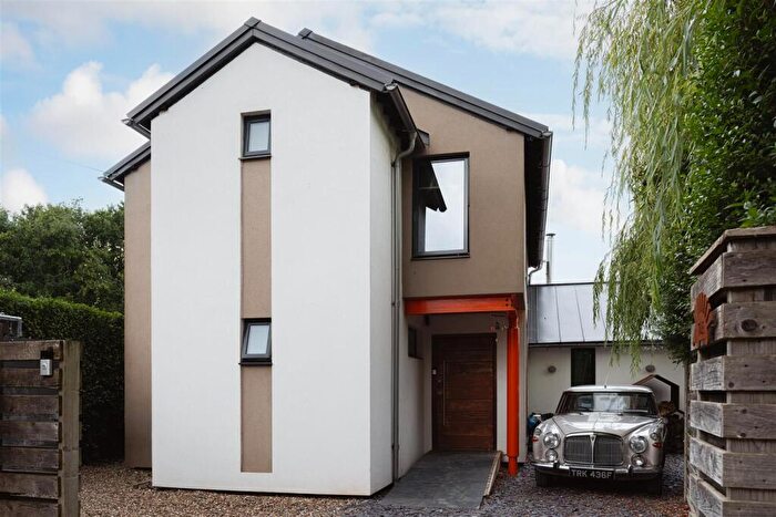 4 Bedroom Detached House For Sale In Masons Bridge Road, Redhill, RH1
