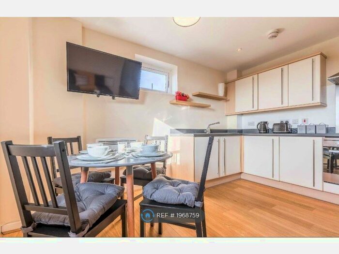 2 Bedroom Flat To Rent In The Junction, Slough, SL2