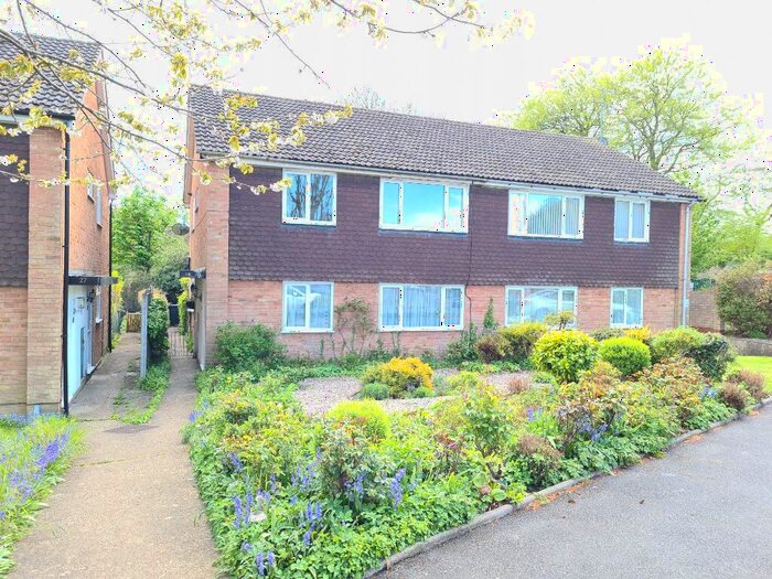 2 Bedroom Maisonette To Rent In Cookfield Close, Dunstable, LU6