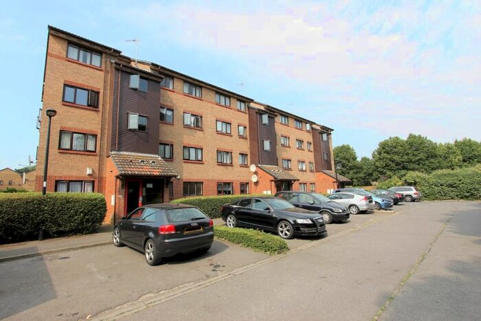 2 Bedroom Flat To Rent In Grilse Close, Edmonton, London, N9