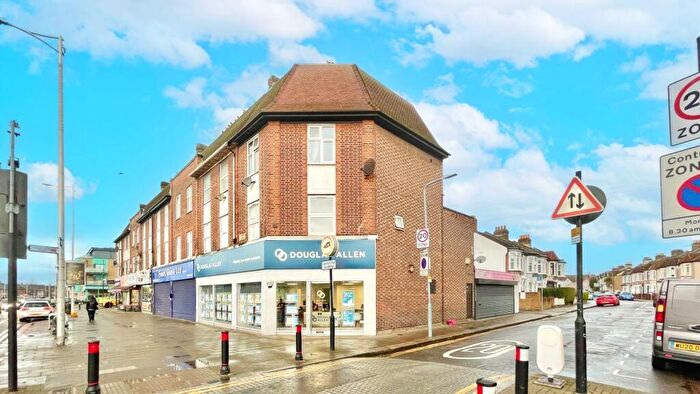 2 Bedroom Flat For Sale In Pavement Mews, Romford, London, RM6