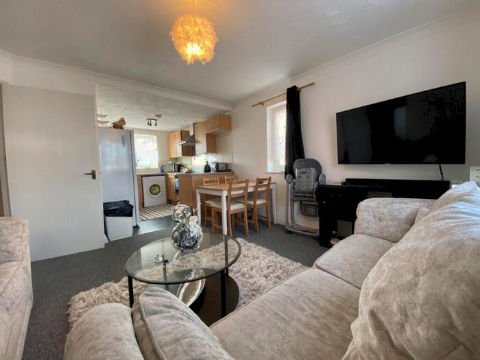2 Bedroom Flat To Rent In Beaufort Square, Pengam Green, CF24