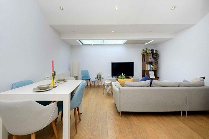 2 Bedroom Flat For Sale In Pembridge Road, Notting Hill, W11