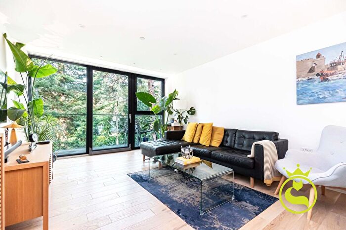2 Bedroom Flat For Sale In The Everglades, Lindsay Road, BH13