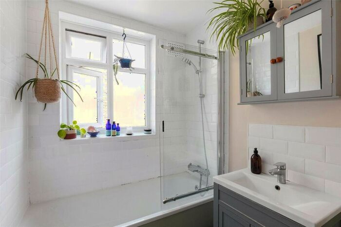 2 Bedroom Apartment For Sale In Woodland Road, London, SE19