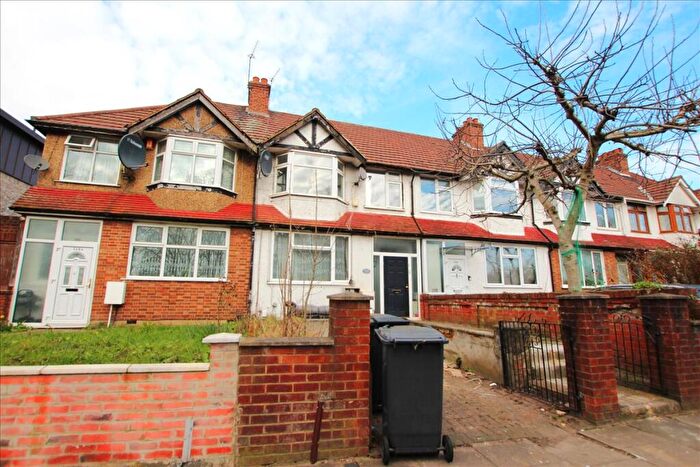2 Bedroom Flat To Rent In White Hart Lane, Tottenham, London, N17