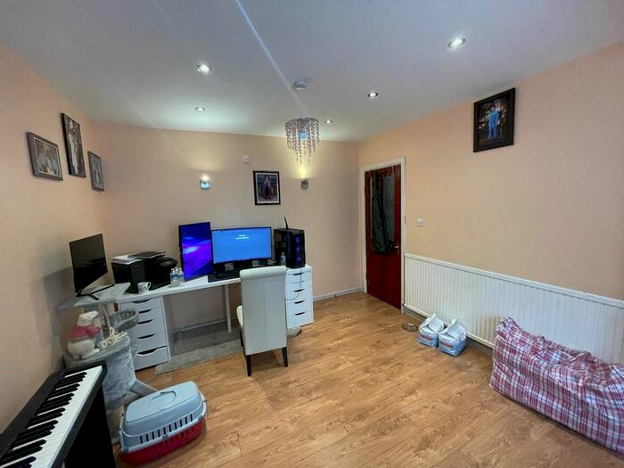 4 Bedroom Semi-Detached House To Rent In North Avenue, Harrow, Greater London, HA2