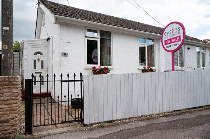 2 Bedroom Bungalow For Sale In Astor Crescent, SP11