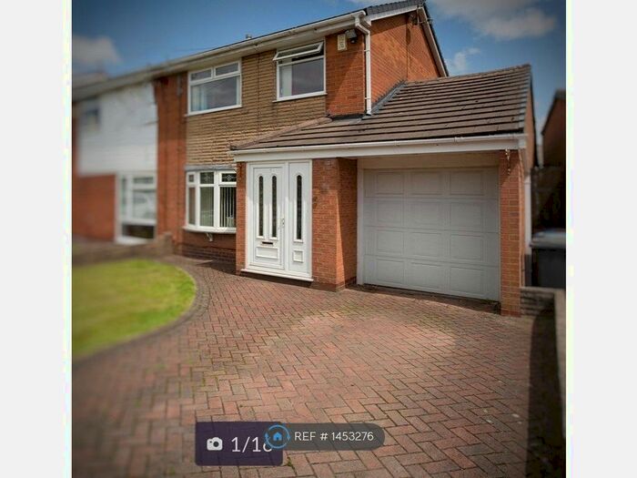 3 Bedroom Semi-Detached House To Rent In Raglan Avenue, Whitefield, Manchester, M45