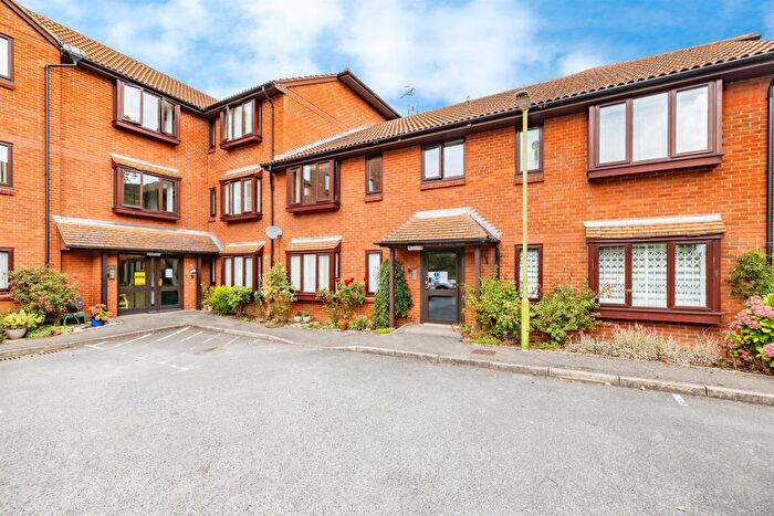 1 Bedroom Flat For Sale In High Street, Bushey, WD23