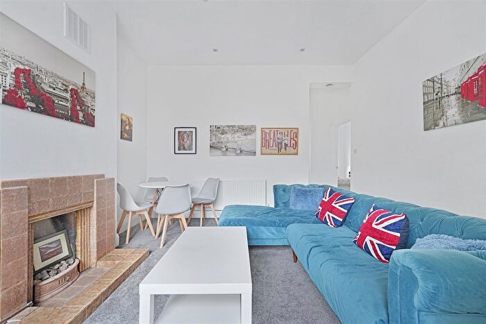 2 Bedroom Flat To Rent In North End Road, London, W14