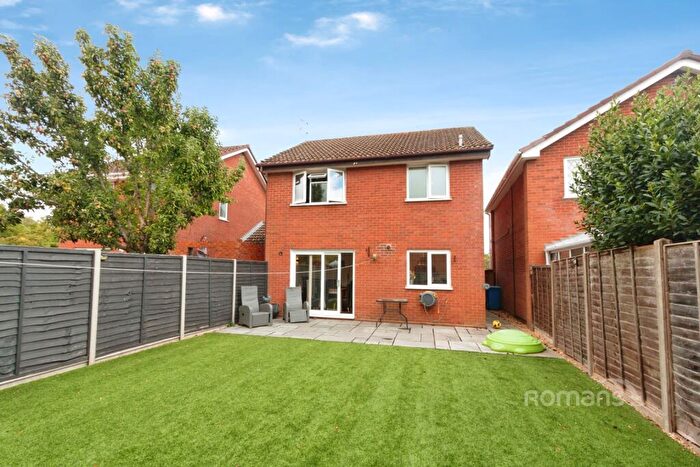3 Bedroom Detached House To Rent In Griffon Close, Farnborough, Hampshire, GU14