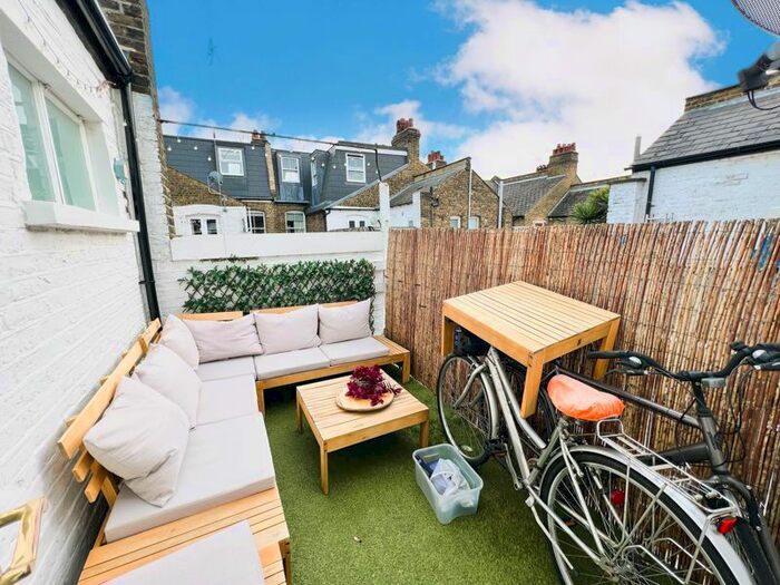 2 Bedroom Flat To Rent In Emu Road, London, SW8