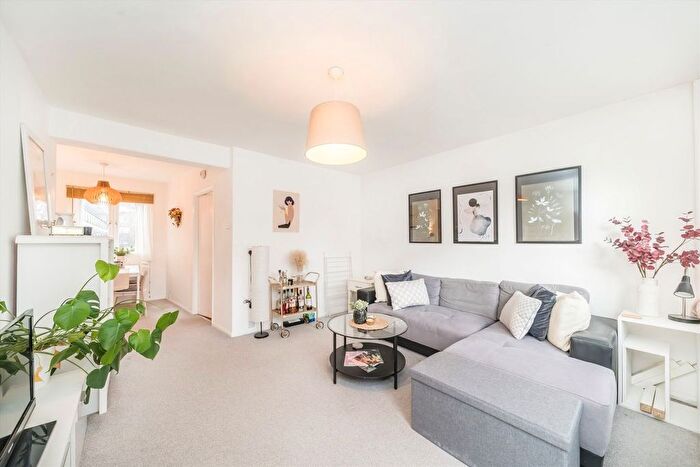 2 Bedroom Flat To Rent In Rockley Road, London, W14