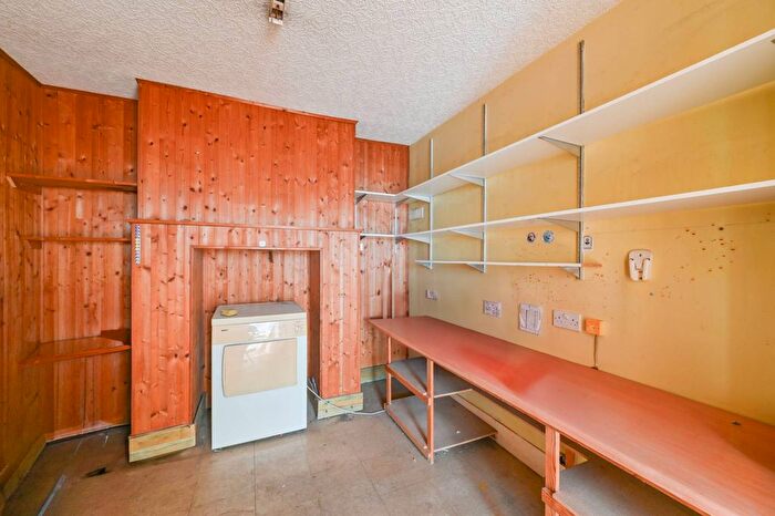 3 Bedroom End Of Terrace House For Sale In Thornbury Road, Brixton Hill, London, SW2
