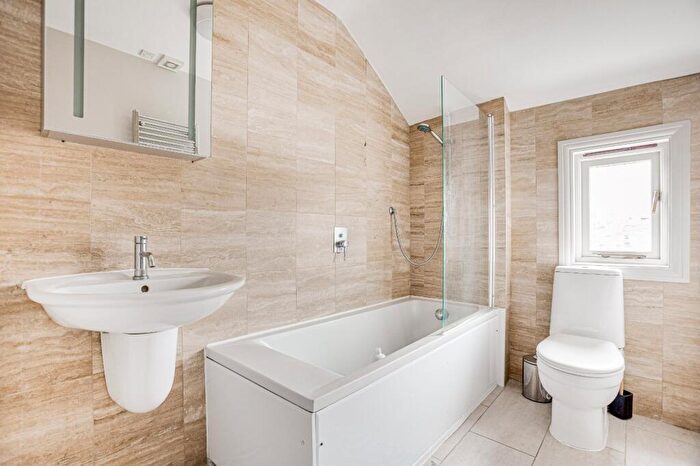 2 Bedroom Flat To Rent In St John's Road, Battersea, SW11