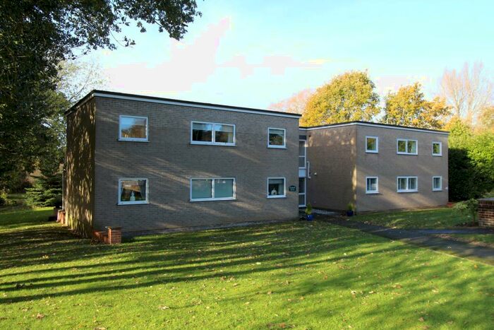 2 Bedroom Flat To Rent In Conifer Close, Christchurch, BH23