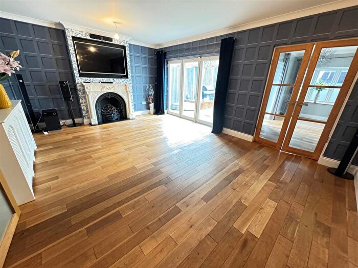 4 Bedroom Detached House For Sale In Hambro Avenue, Rayleigh, SS6