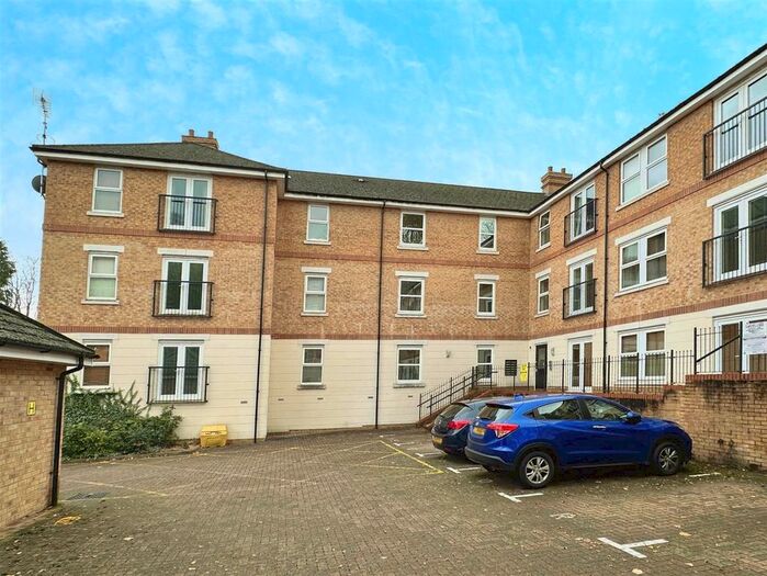 2 Bedroom Flat To Rent In Adrian Close, Hemel Hempstead, HP1