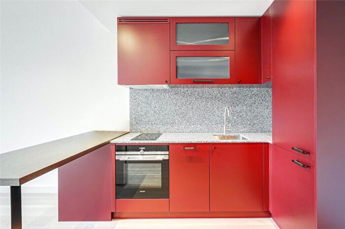 Apartment To Rent In Viaduct Gardens, London, SW11