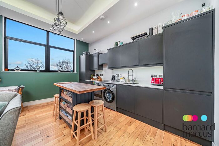 2 Bedroom Flat For Sale In High Road, London, N12