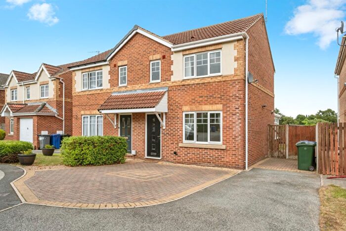 3 Bedroom Semi-Detached House For Sale In Cusworth Grove, Rossington, Doncaster, DN11