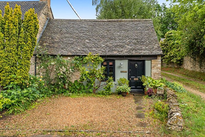 1 Bedroom House For Sale In High Street, Ramsden, OX7