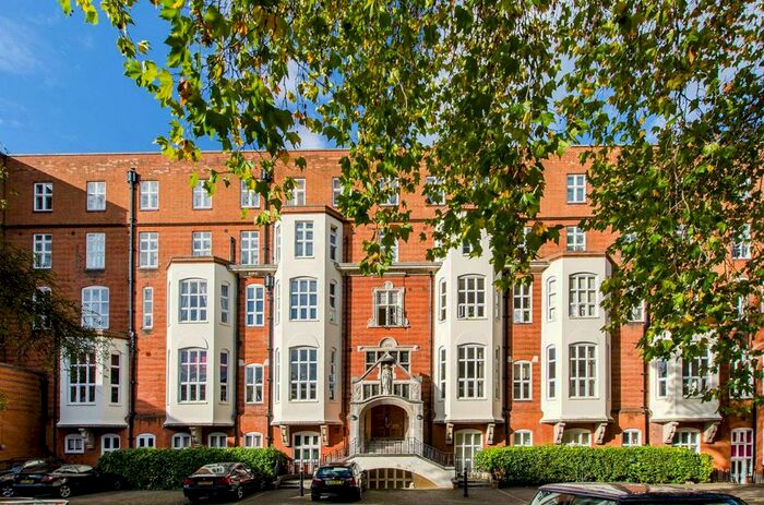 3 Bedroom Flat To Rent In Myatts Field, Camberwell, London, SE5