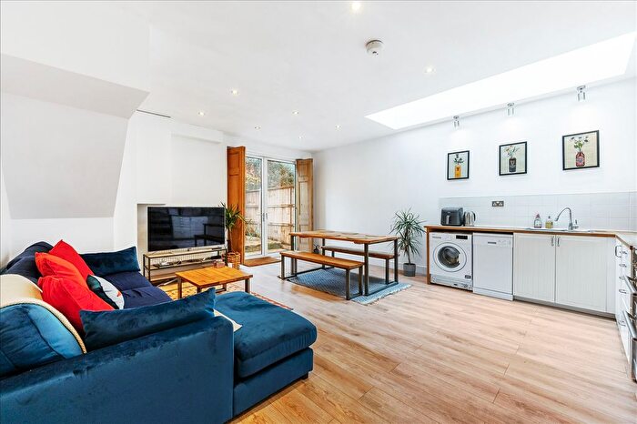 2 Bedroom Flat To Rent In Adelaide Grove, London, W12