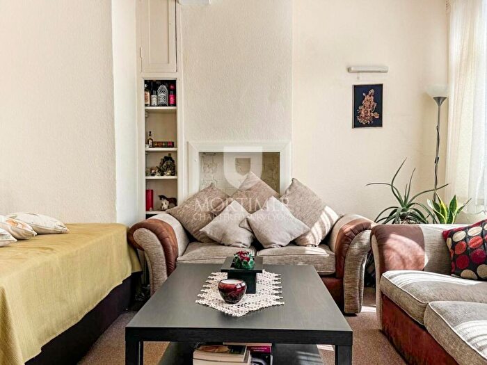 2 Bedroom Apartment To Rent In Green Lanes, London, N21