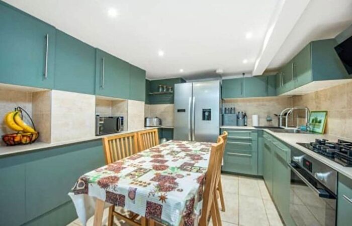 3 Bedroom Flat To Rent In Wandsworth Bridge Road, Fulham, London, SW6