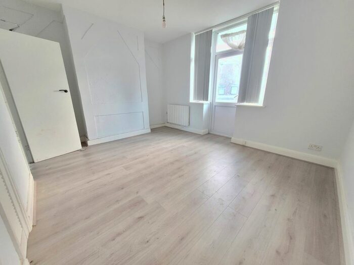 2 Bedroom Flat To Rent In Angel Close, Edmonton, N18