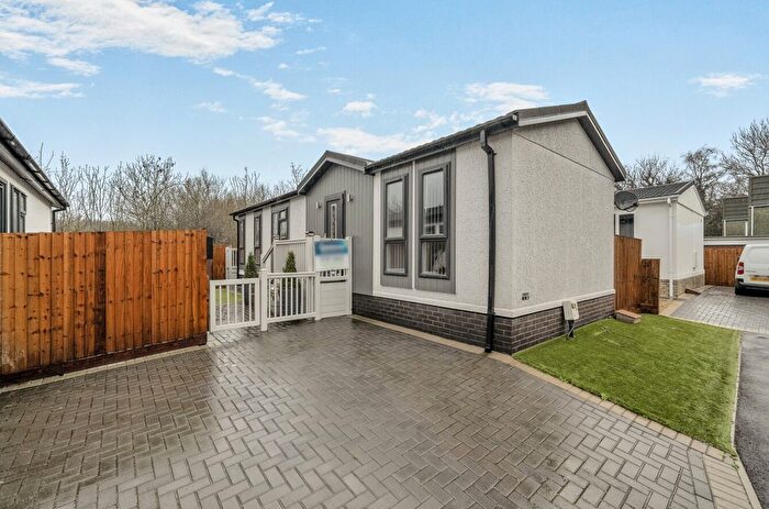 2 Bedroom Mobile/park Home For Sale In Kingsdown Caravan Park, Stratton St Margaret, Swindon, SN25