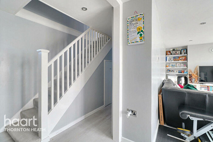 2 Bedroom Flat For Sale In Livingstone Road, Thornton Heath, CR7