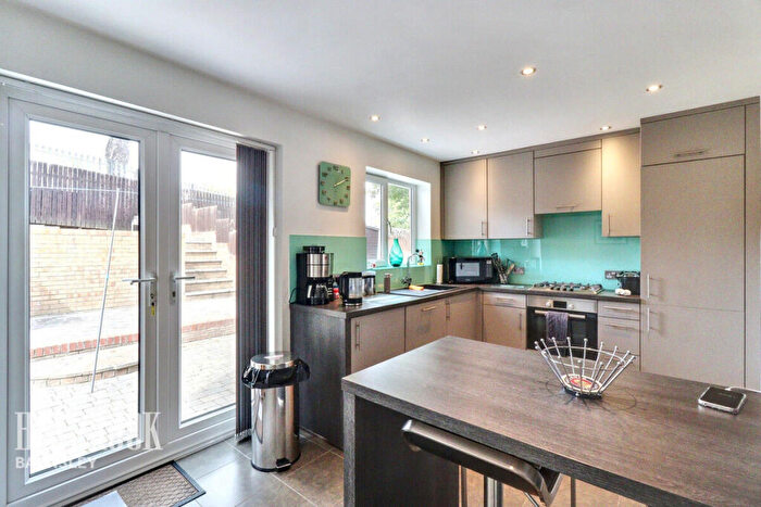 3 Bedroom Semi-Detached House For Sale In Calabria Grove, Barnsley, S70