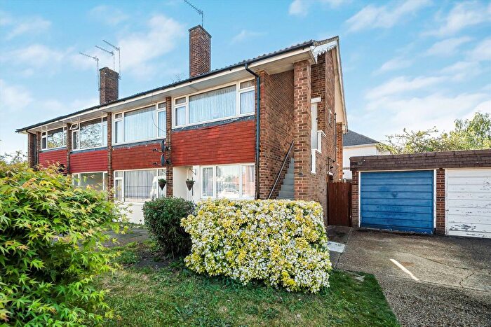 2 Bedroom Maisonette For Sale In Cedar Way, Sunbury-On-Thames, TW16