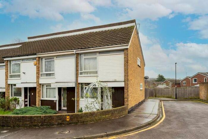 2 Bedroom Maisonette Flat To Rent In Alpine Close, East Croydon, CR0