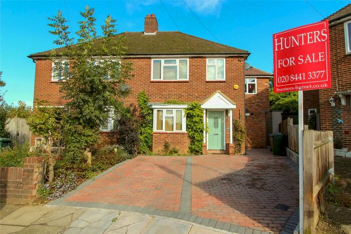 2 Bedroom Maisonette To Rent In Flat, Fordham Close, Barnet, Hertfordshire, EN4