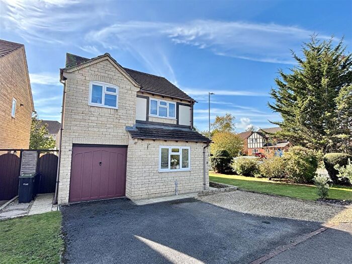 3 Bedroom Detached House For Sale In Sandown Drive, Chippenham, SN14