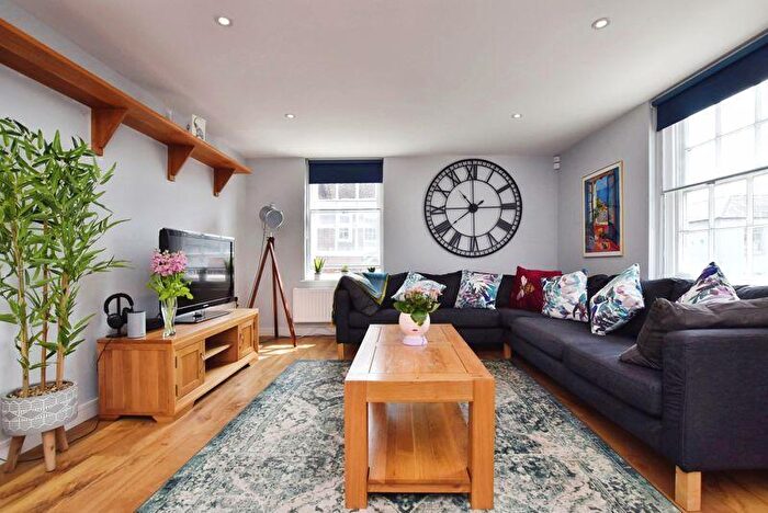 2 Bedroom Flat For Sale In Queen's House, Fish Row, Salisbury ***Lift***, SP1