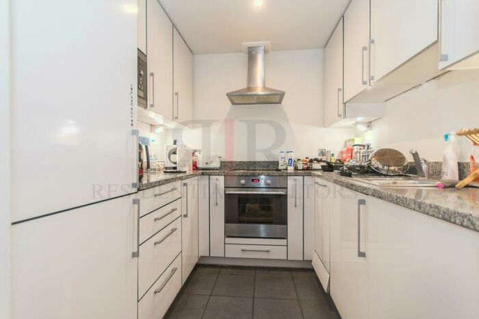 3 Bedroom Apartment To Rent In Western Gateway, E16