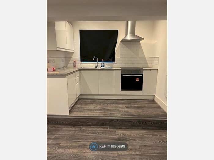 Studio To Rent In Church Street, Weybridge, KT13