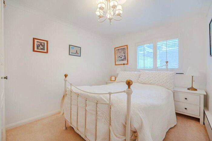 2 Bedroom Flat For Sale In Undercliff Gardens, Leigh-On-Sea, SS9
