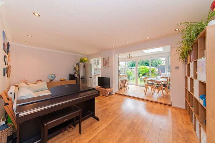 3 Bedroom Terraced House For Sale In Bow Lane, London, N12