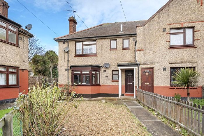 3 Bedroom Flat To Rent In Bream Gardens, London, E6