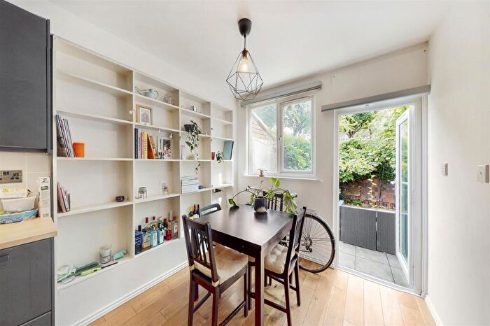 2 Bedroom Apartment To Rent In Chilton Street, Shoreditch, E2