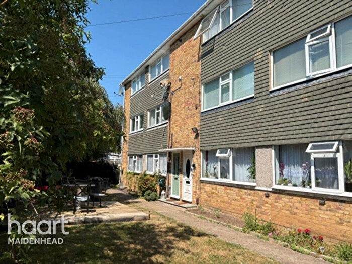 2 Bedroom Maisonette For Sale In Crofthill Road, Slough, SL2